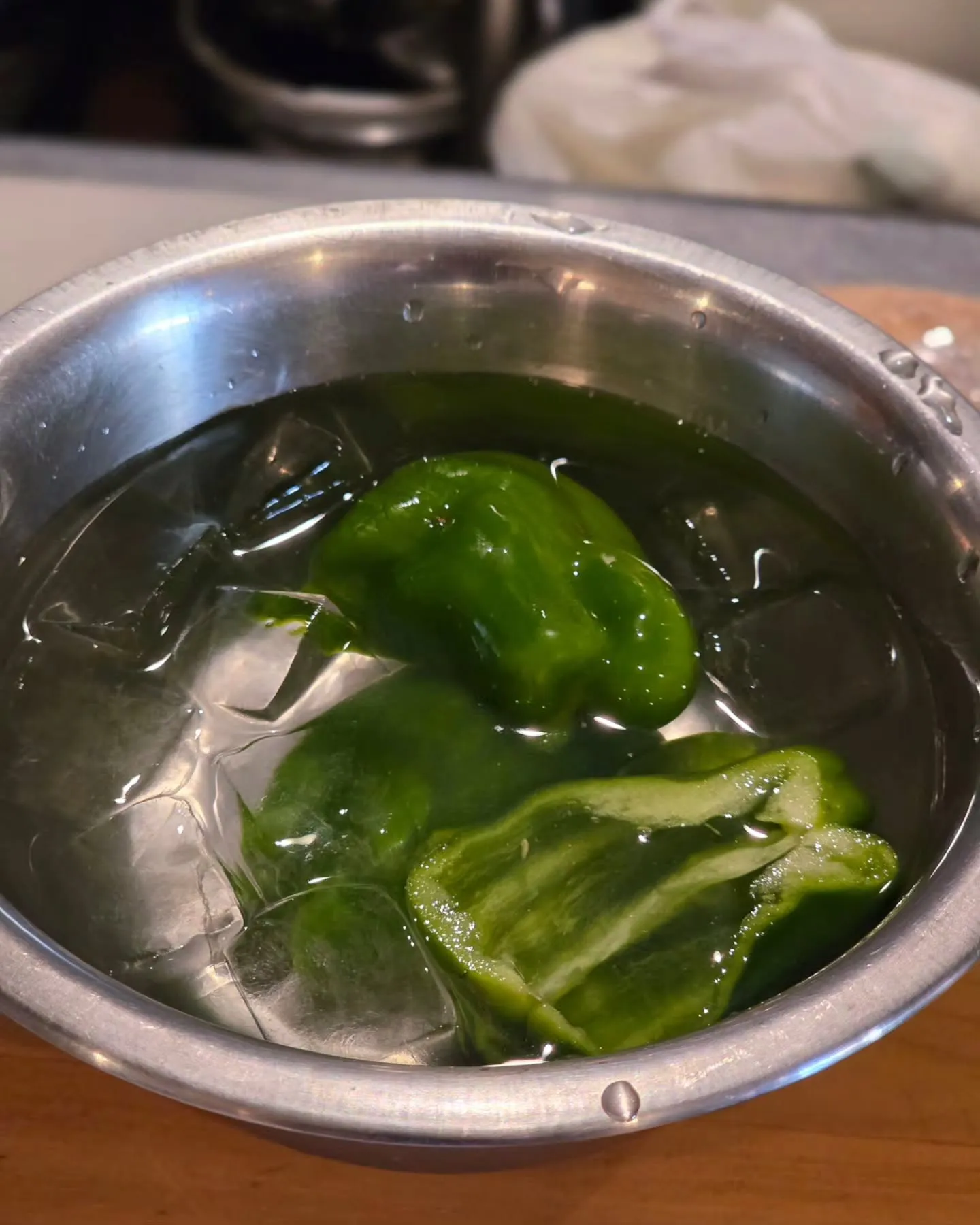 特製拘りピリ辛肉味噌をシーズナルな生ピーマンの懐へふんだんに...