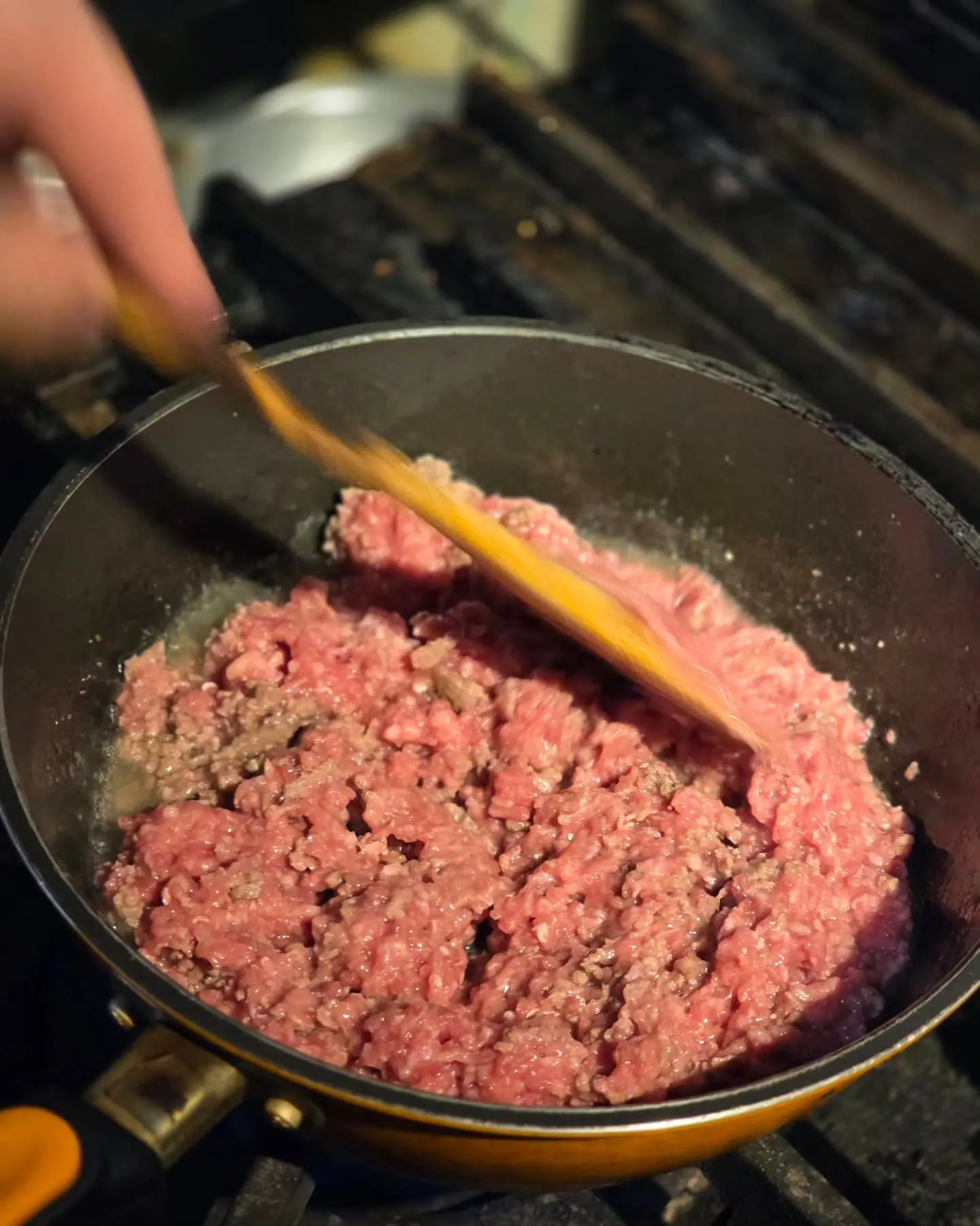 特製拘りピリ辛肉味噌をシーズナルな生ピーマンの懐へふんだんに...